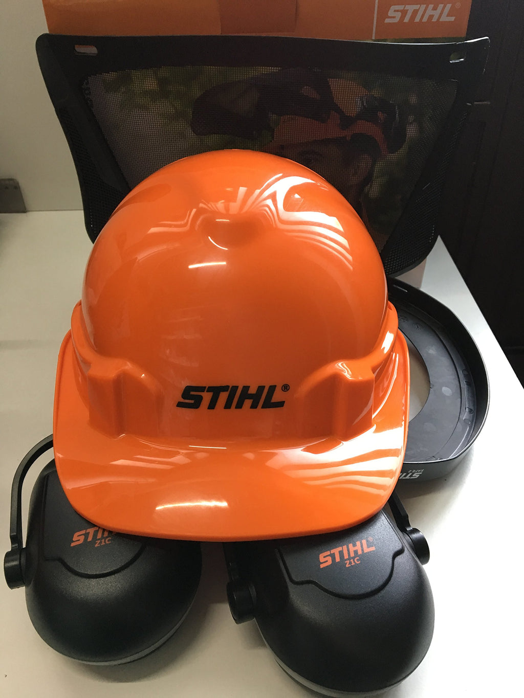 Stihl Basic Function con Casco Forestal de Rostro y Protectores auditivos